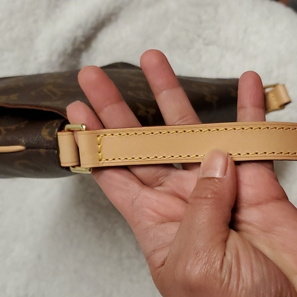 Lv Shoulder Bag - Picture 6 of 16